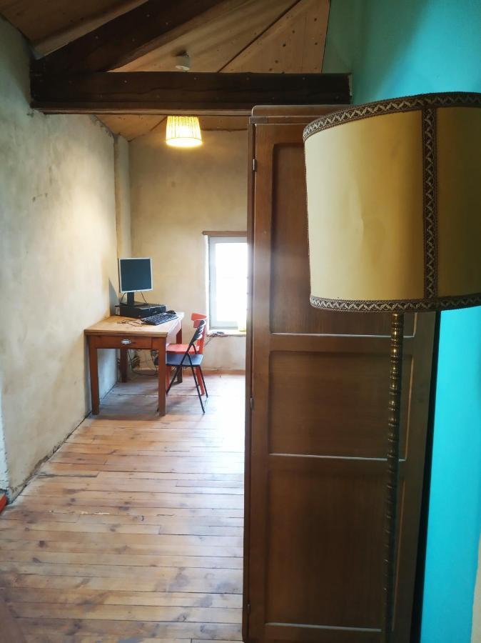 La Maison Rouge - Backpacker Hostel Saint-Etienne  Buitenkant foto