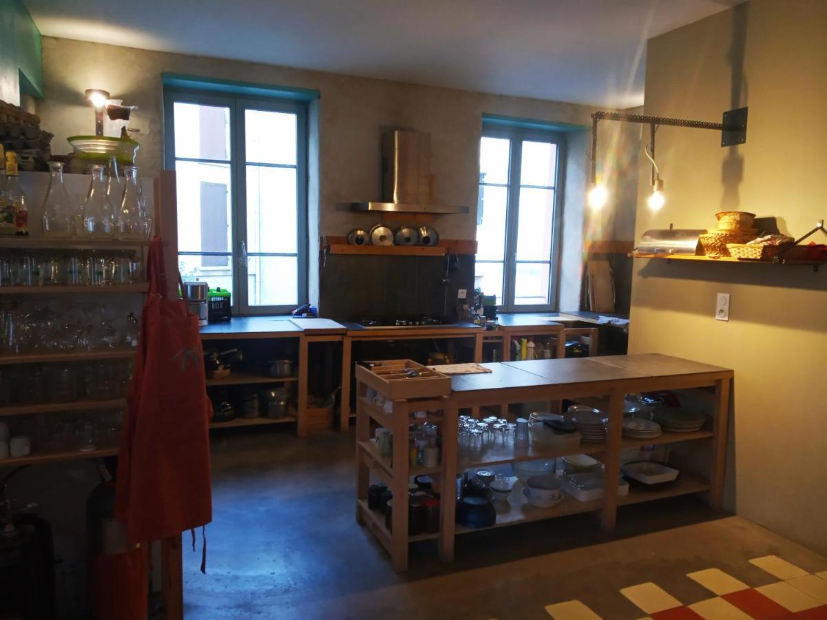 La Maison Rouge - Backpacker Hostel Saint-Etienne  Buitenkant foto