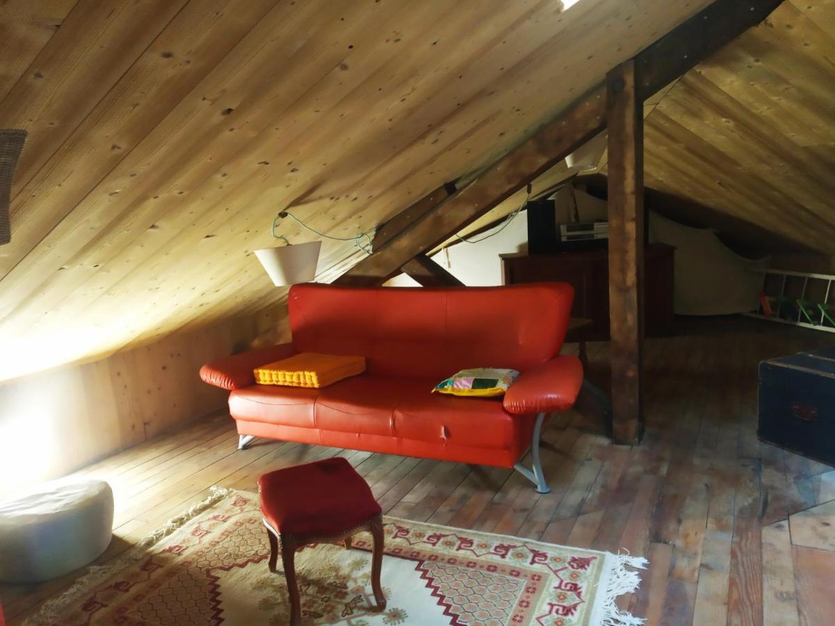 La Maison Rouge - Backpacker Hostel Saint-Etienne  Buitenkant foto
