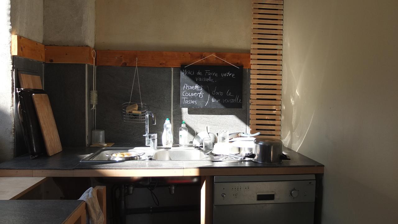 La Maison Rouge - Backpacker Hostel Saint-Etienne  Buitenkant foto